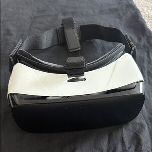 Samsung Gear VR Headset in Black and White